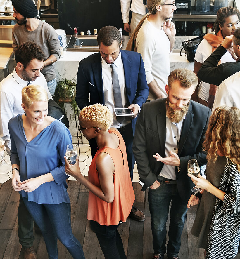 Personnes dans un bar